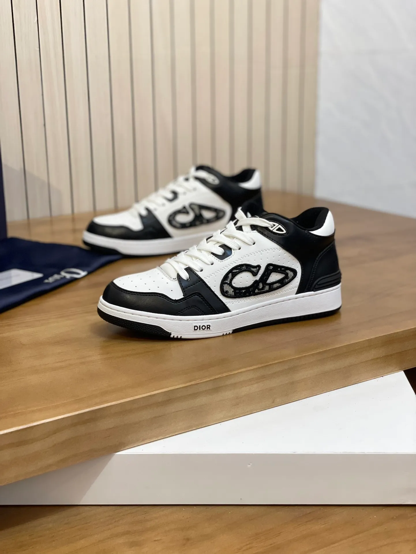 Men's shoes: 💰P440¥ Product trademark: Dior* "Dior*" high-top casual shoes Regular size: 38-44 (can be customized to 45.46) Product materials: Upper imported cowhide stitched with original fabric, breathable lining, original outsole. Number: 1006